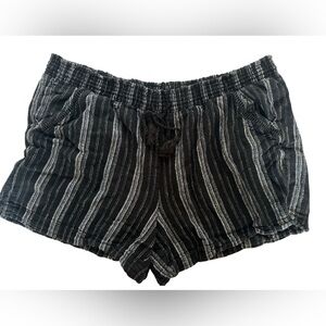 Briggs New York Black and White Patterned Shorts